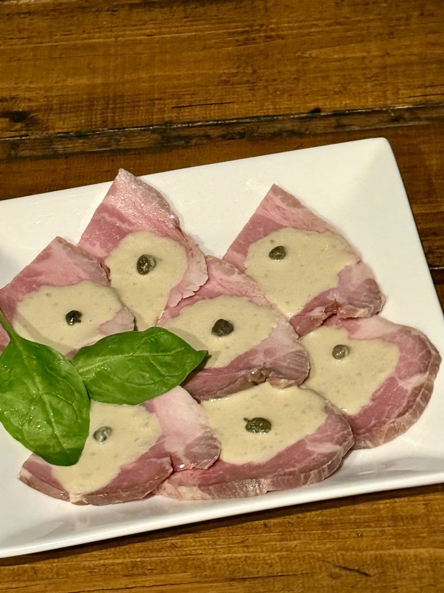 ケッパーのソースをかけたローストポーク