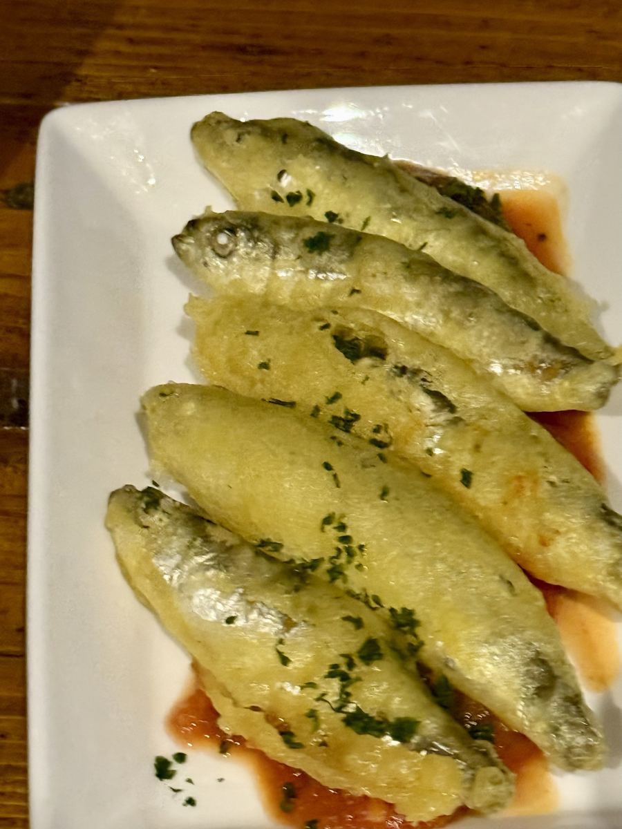小魚のフリット、トマトソース添え